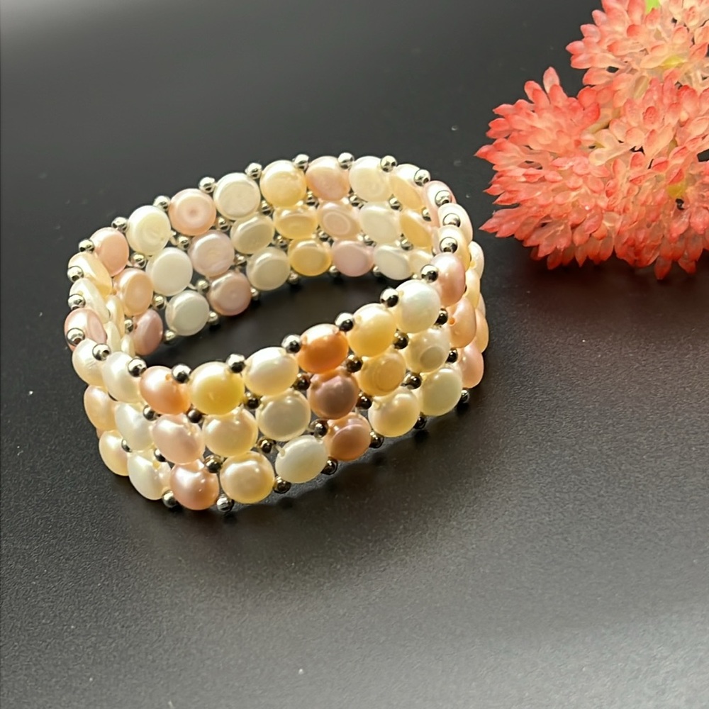 STRETCHY FLAT PEARL 3 LAYER BRACELET